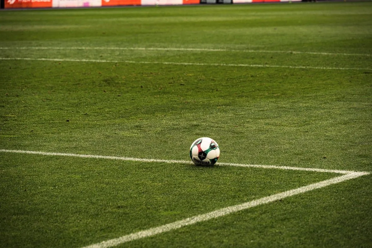 Bola de futebol antiga de couro sobre gramado