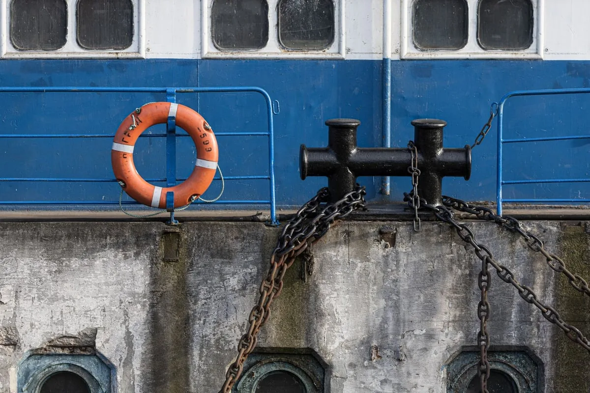 âncora de navio de ferro sobre o cais de um porto