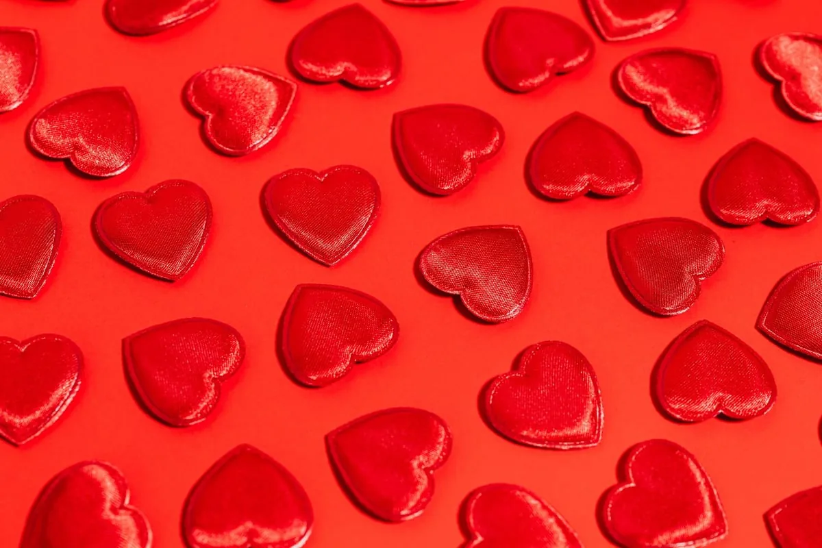 Duas xícaras de café lado a lado sobre uma mesa com um bilhete e uma rosa