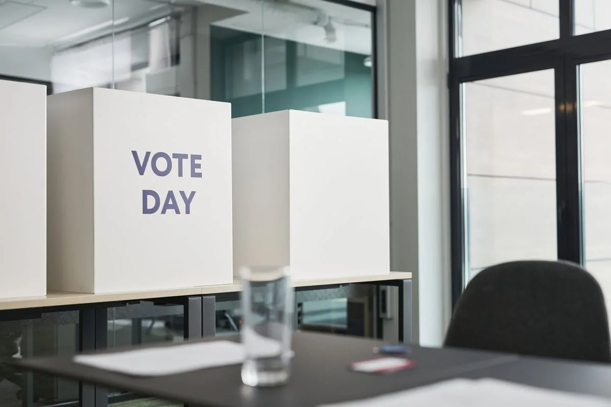 urna eleitoral de plástico sobre mesa em seção de votação