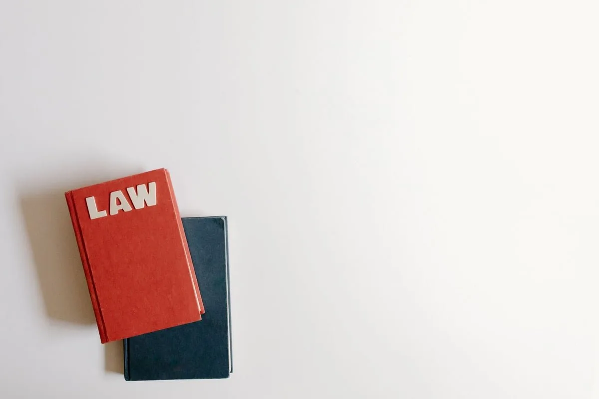 Livro de leis encadernado sobre mesa de gabinete