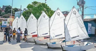 Prefeitura de Vitória lança escola de vela gratuita nas Caieiras