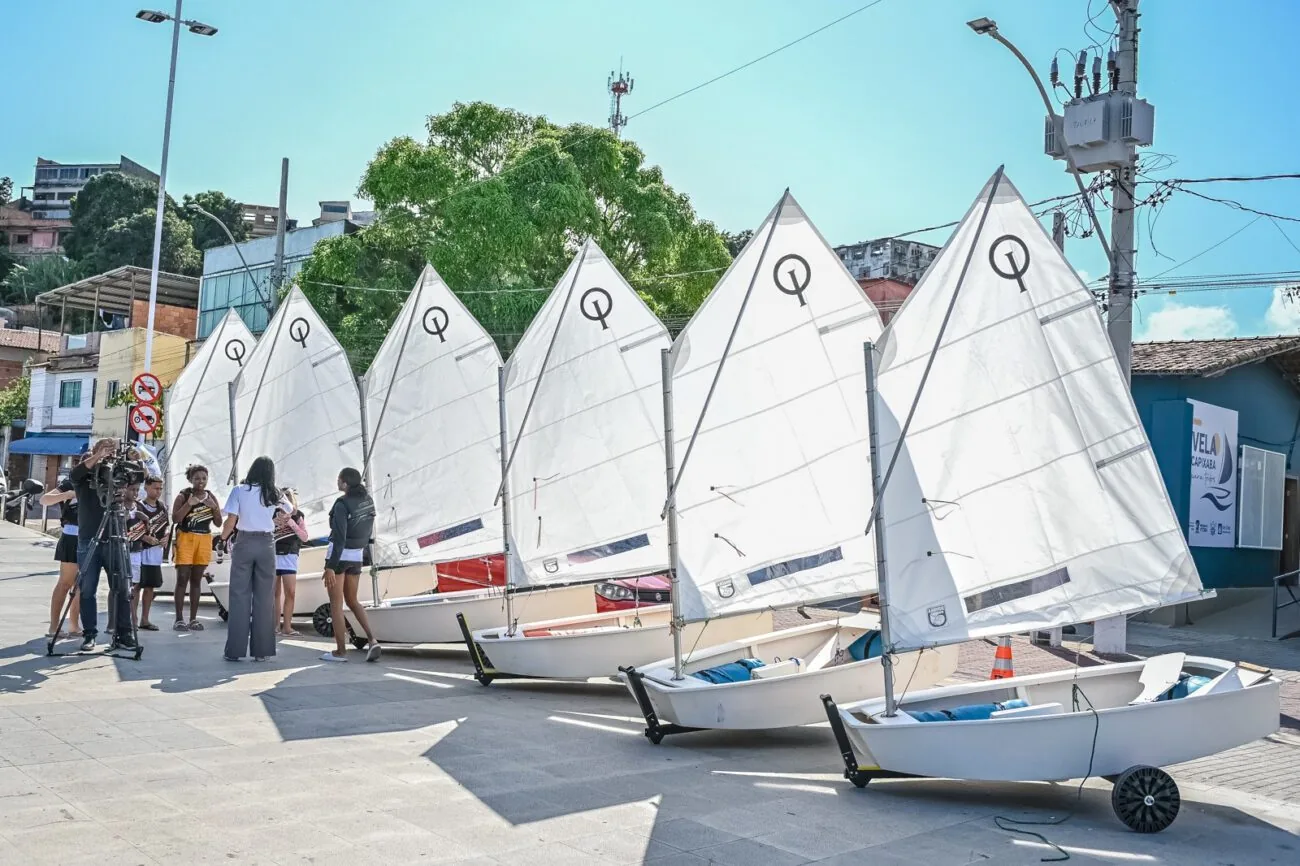 Prefeitura de Vitória lança escola de vela gratuita nas Caieiras