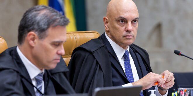 Alexandre de Moraes ao lado de André Mendonça em sessão do Supremo, retrato da crise de Moraes no STF