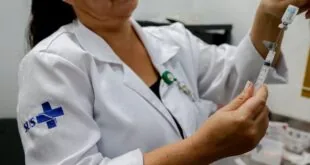Prefeitura de Vila Velha aplica vacina Pneumo 20 em idosos de 85+