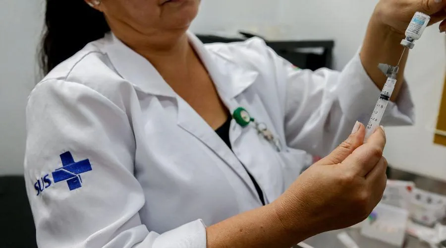 Prefeitura de Vila Velha aplica vacina Pneumo 20 em idosos de 85+