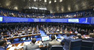 Parlamentares em sessão no hemiciclo azul, ilustração sobre votação da escala 6x1 na CCJ