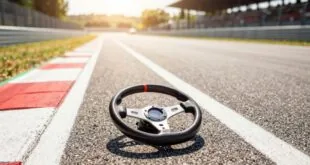 Volante de corrida no circuito do GP da Itália com pista e arquibancadas