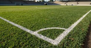 Campo de futebol com escalação do Coritiba marcado no gramado verde vazio