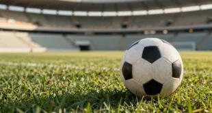 Bola de futebol no gramado do estádio inter miami com arquibancadas vazias