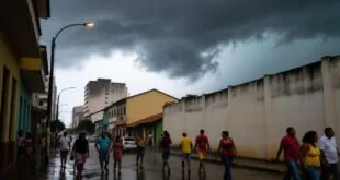 Rua molhada com pessoas caminhando sob alerta de tempestades e céu nublado