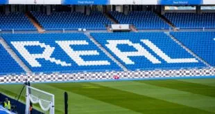 Arquibancada vazia com letreiro Real Madrid em branco em destaque