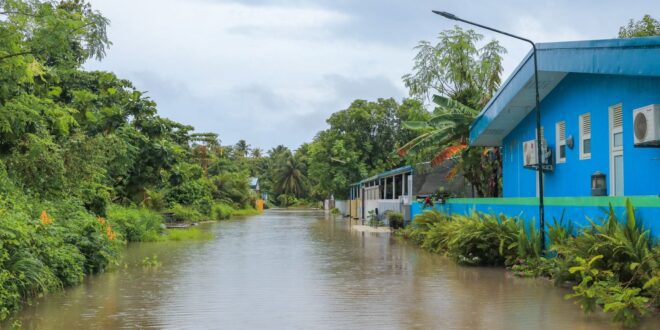 Rua tropical submersa devido a alagamento