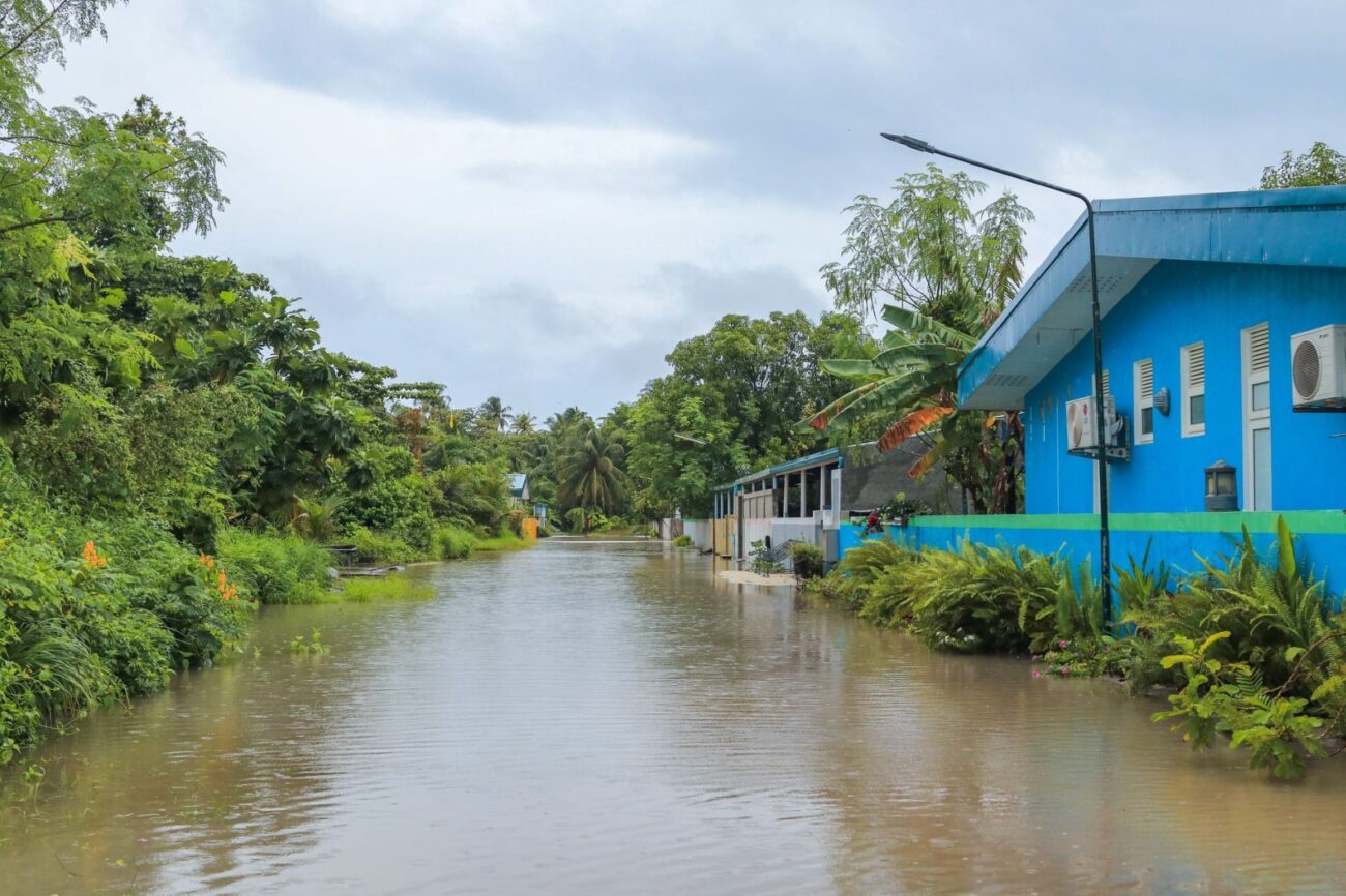 Rua tropical submersa devido a alagamento