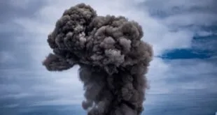Filhote do Krakatoa em erupção prende turistas na região