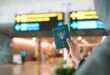 Passaporte indonésio em terminal de aeroporto, símbolo de deportação de Portugal