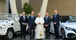 Papa Leão XIV com diretores da Mercedes-Benz no Vaticano, tecnologia a serviço da dignidade