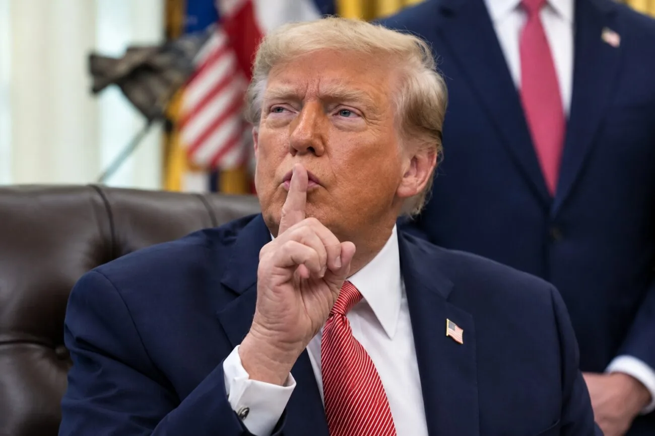 Donald Trump faz sinal de silêncio, ilustração sobre eleição do Brasil