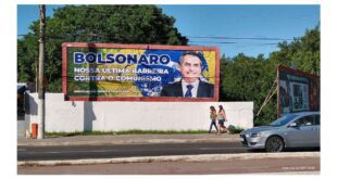 Outdoor pró-Bolsonaro é instalado em Guarapari