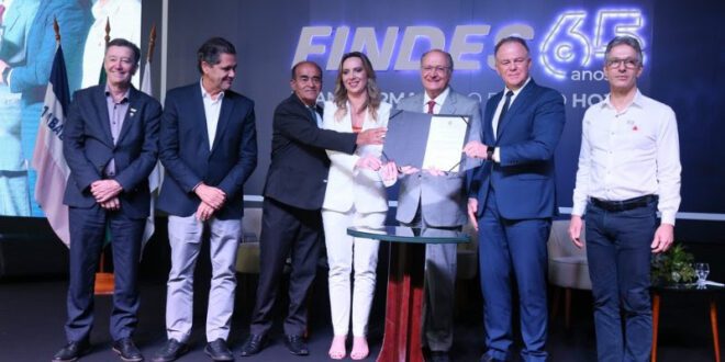 Vice-presidente assina autorização da ZPE de Aracruz em evento da Findes