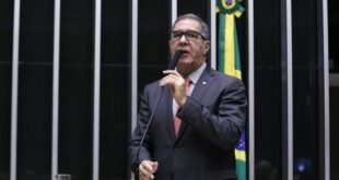 Câmara aprova projeto que reajusta salários e reestrutura carreiras de servidores do Executivo federal