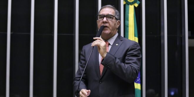 Câmara aprova projeto que reajusta salários e reestrutura carreiras de servidores do Executivo federal