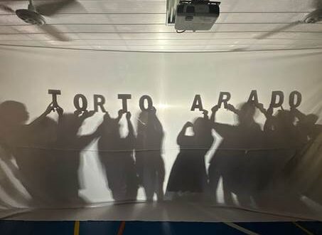 Escola Regina Banhos Paixão promove teatro de sombras inspirado no livro ‘Torto Arado’
