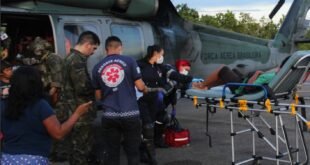 Equipe de resgate retira paciente em maca de helicóptero da Força Aérea Brasileira