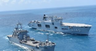 Dois navios de guerra navegando lado a lado em mar aberto, vistos do alto