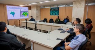 Militares e civis em sala de reunião diante de telão com slide sobre o Calha Norte