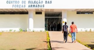 Duas pessoas caminham em direção à entrada do Centro de Seleção das Forças Armadas