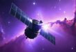 Sonda espacial com painéis solares abertos sobre um fundo de nebulosa