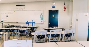 Sala de aula brasileira com alunos e professor em atividade de ensino