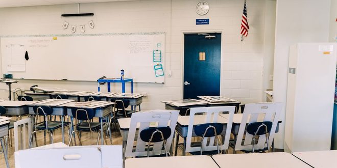 Sala de aula brasileira com alunos e professor em atividade de ensino