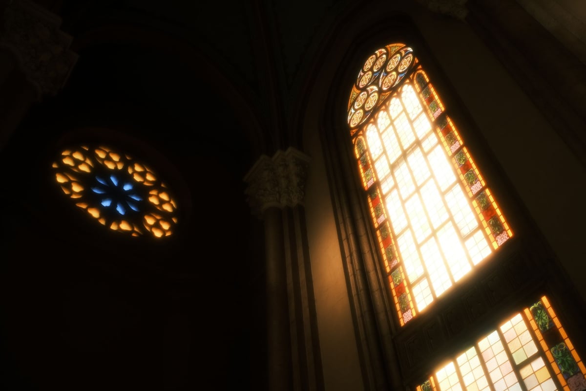 Vitral colorido de igreja católica com imagem de santo padre em capela