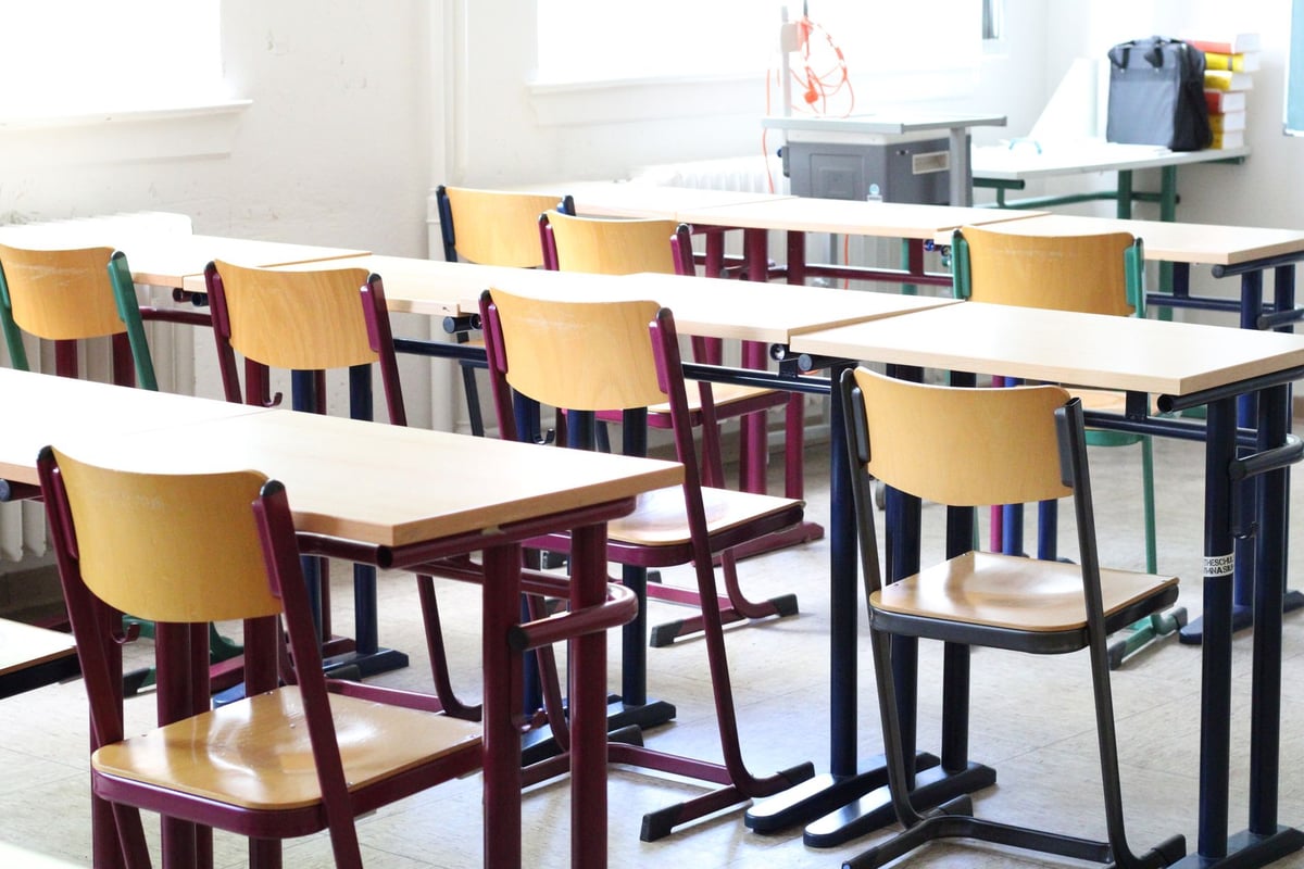 Alunos em sala de aula participando de atividade escolar sobre meio ambiente