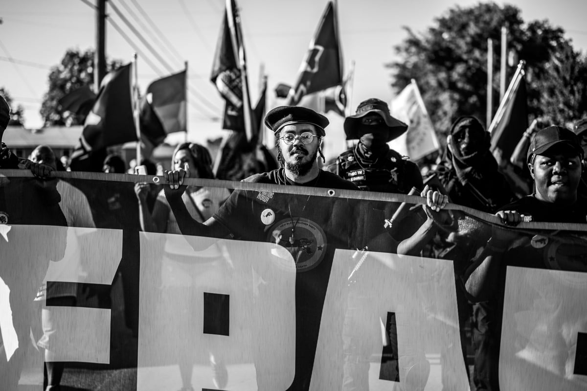 Cartaz de protesto erguido em manifestação por direitos trabalhistas