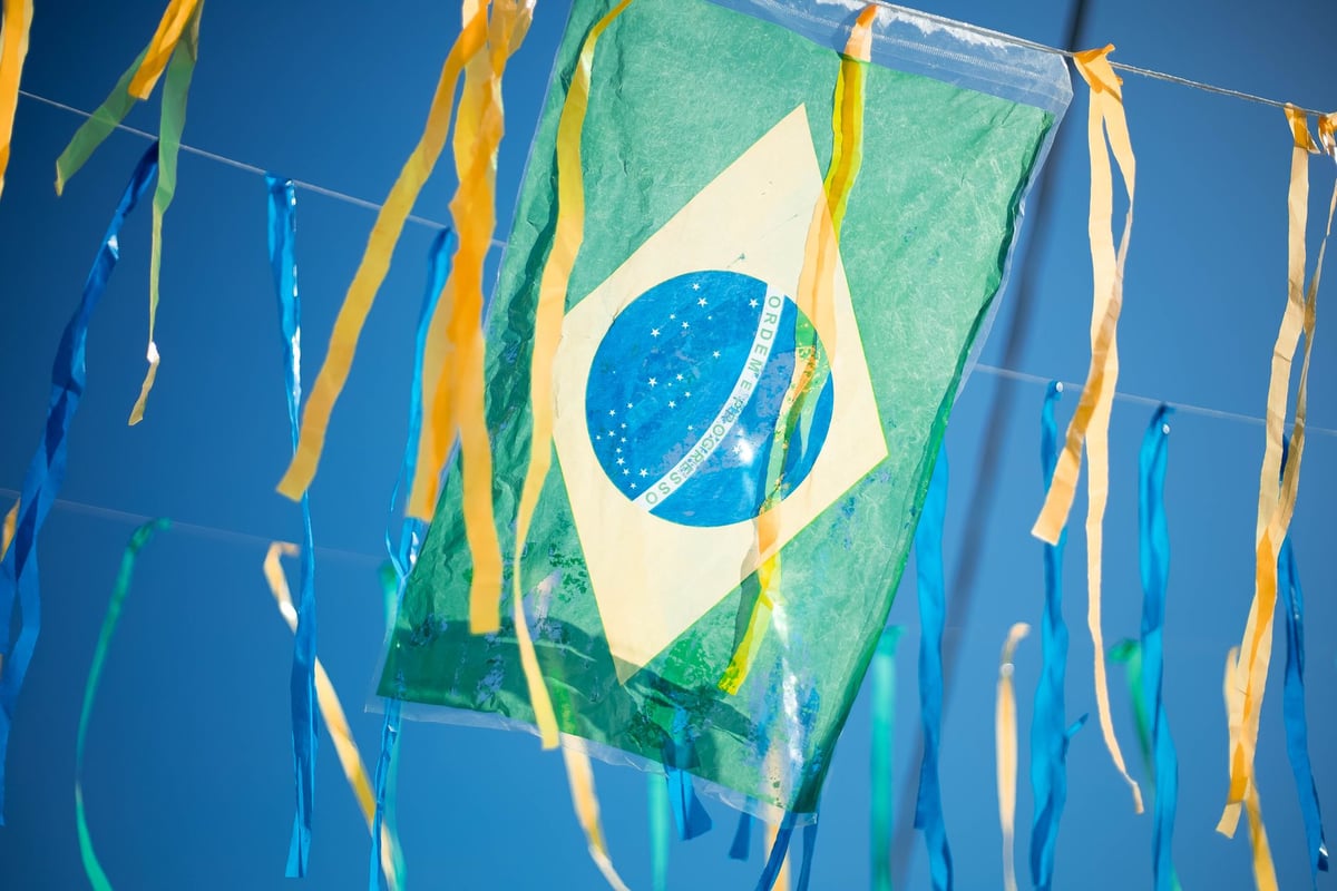 Bandeira do Brasil hasteada ao vento contra o céu azul