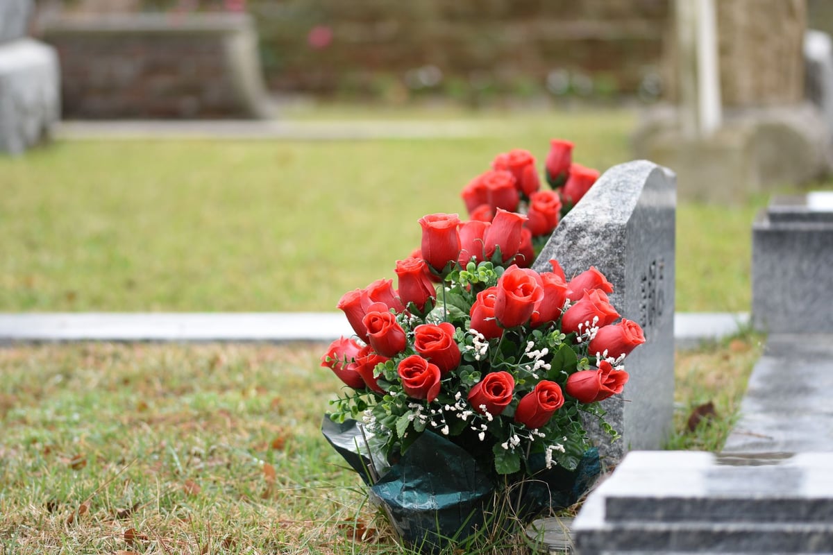 Rosas vermelhas sobre altar de paróquia católica, símbolo da devoção da data