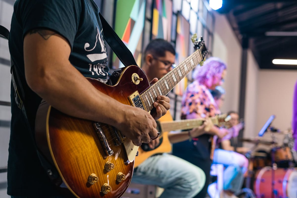 Roda de chorinho com músicos tocando violão, cavaquinho e flauta