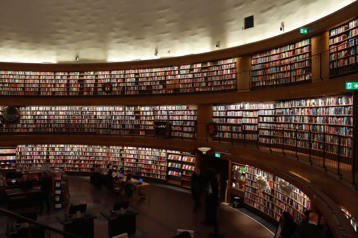 Estante de livros organizada em uma biblioteca, representando o trabalho lembrado no Dia do Bibliotecário