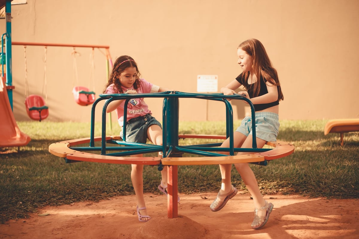 Crianças brincando ao ar livre em parque durante a tarde