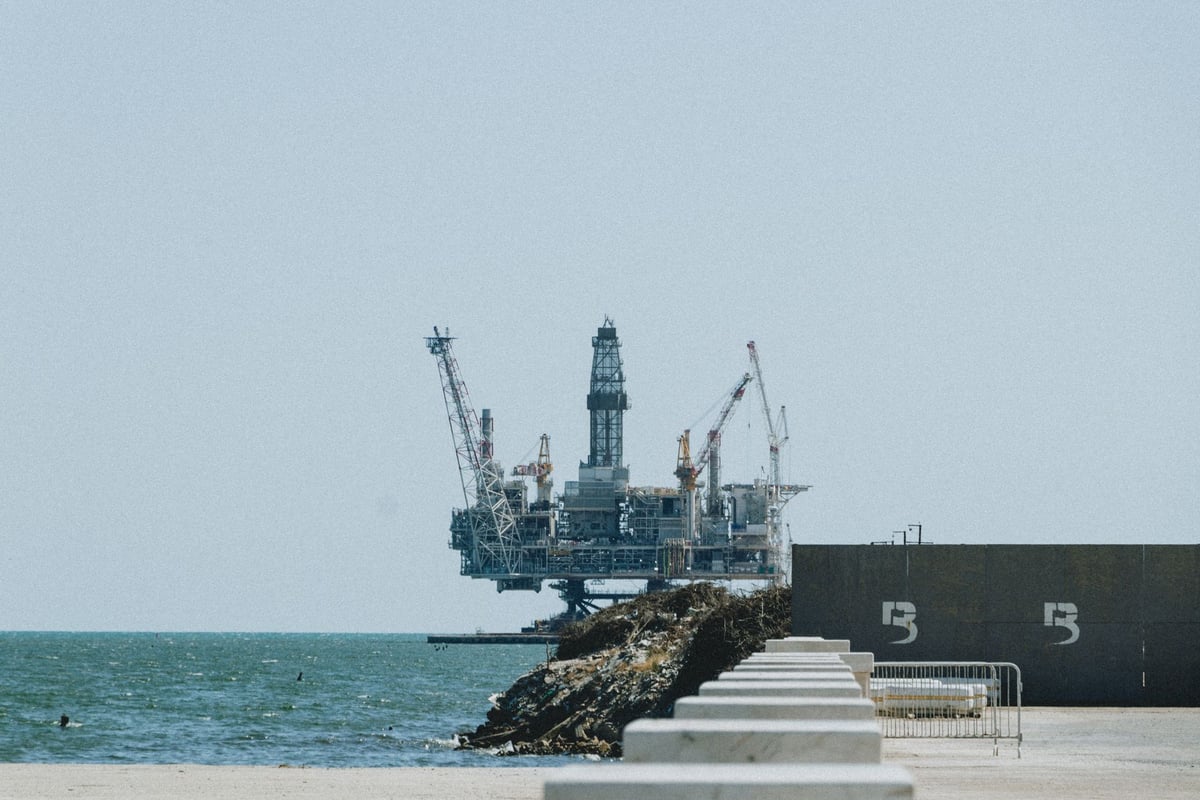 Plataforma de exploração de petróleo no mar sob céu aberto