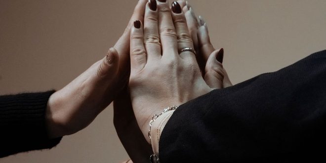 Mãos entrelaçadas em símbolo de inclusão em referência à Semana Nacional da Pessoa com Deficiência