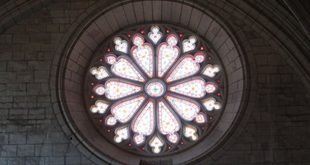 Vitral de igreja católica em referência ao Dia do primeiro mártir cristão, 26 de dezembro