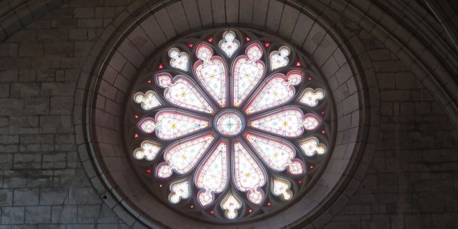 Vitral de igreja católica em referência ao Dia do primeiro mártir cristão, 26 de dezembro