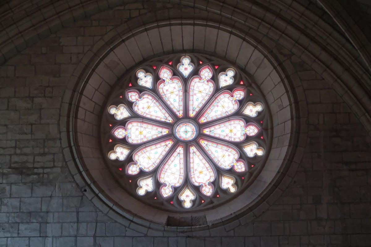 Vitral de igreja católica em referência ao Dia do primeiro mártir cristão, 26 de dezembro