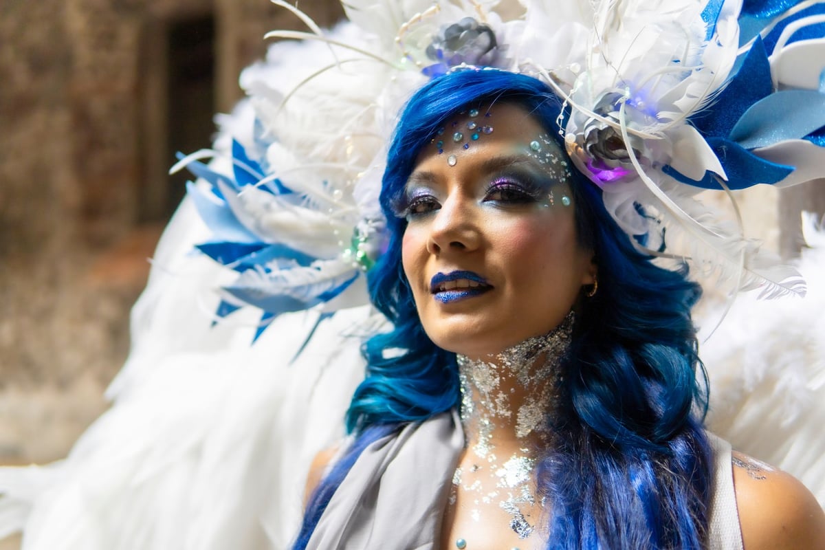 Mulher tocando pandeiro em roda de samba durante apresentação