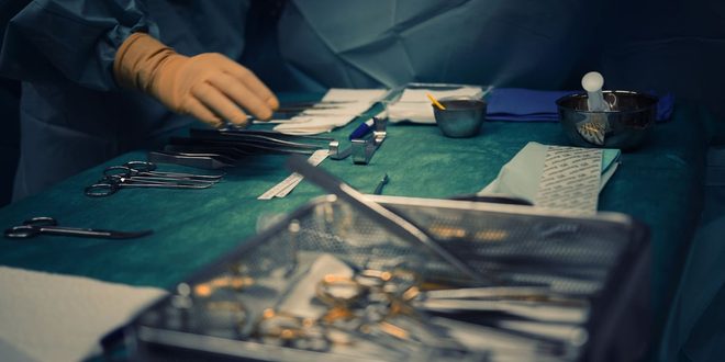 Fita de conscientização e material sobre doenças raras em mesa de consultório