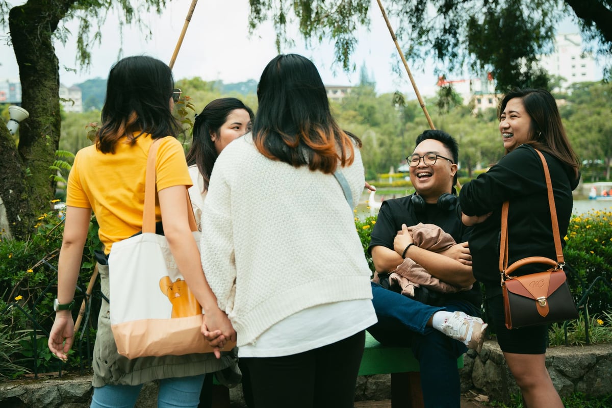 grupo de jovens conversando ao ar livre em praça